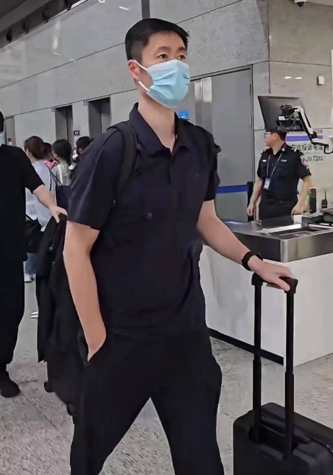 领导亲自带领国乒返京，很自然的一起走机场，机场好像也没那么多人了。全员都是