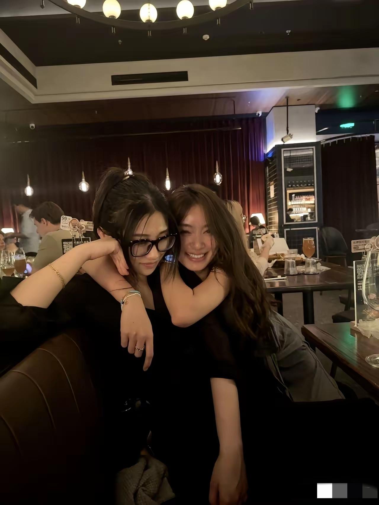 女子一直怀疑老公和闺蜜有一腿，但不确定，女子心生一计，故意装作很深沉的样子约闺蜜