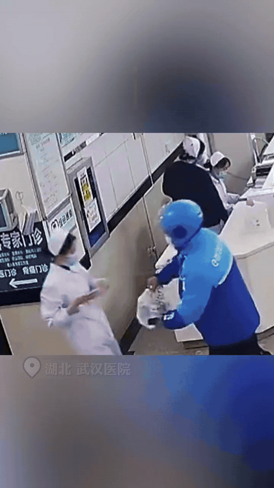 护士点了份外卖，外卖小哥送到的时候，她看见小哥手上又青又肿，还裂了好多口子。