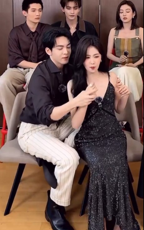白鹿明显很抗拒曾舜晞的靠近