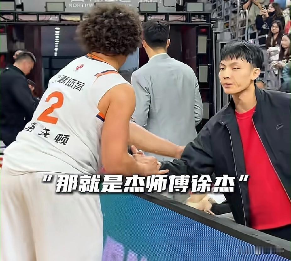 来自对手的欣赏！洛夫顿谈徐杰：“徐杰是出色的球员。”“我很欣赏和喜欢徐杰