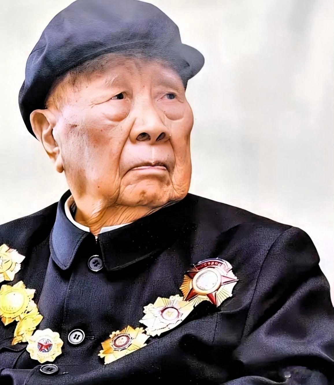 102岁的曾思玉，江西信丰人，开国中将。1928年参加革命，1930年入伍红军，