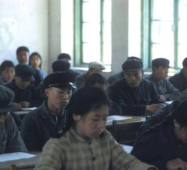1972年，唐山十中，在语文课堂上，语文老师给同学们讲毛主席的《沁园春·雪》。老