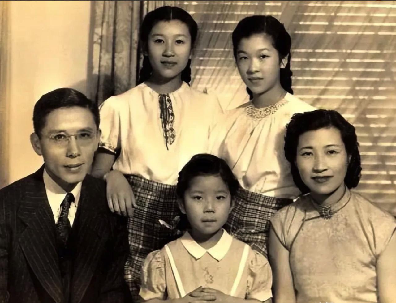 1930年，28岁的周培源，翻着一沓女大学生照片，漫不经心，却突然定格：“就她了