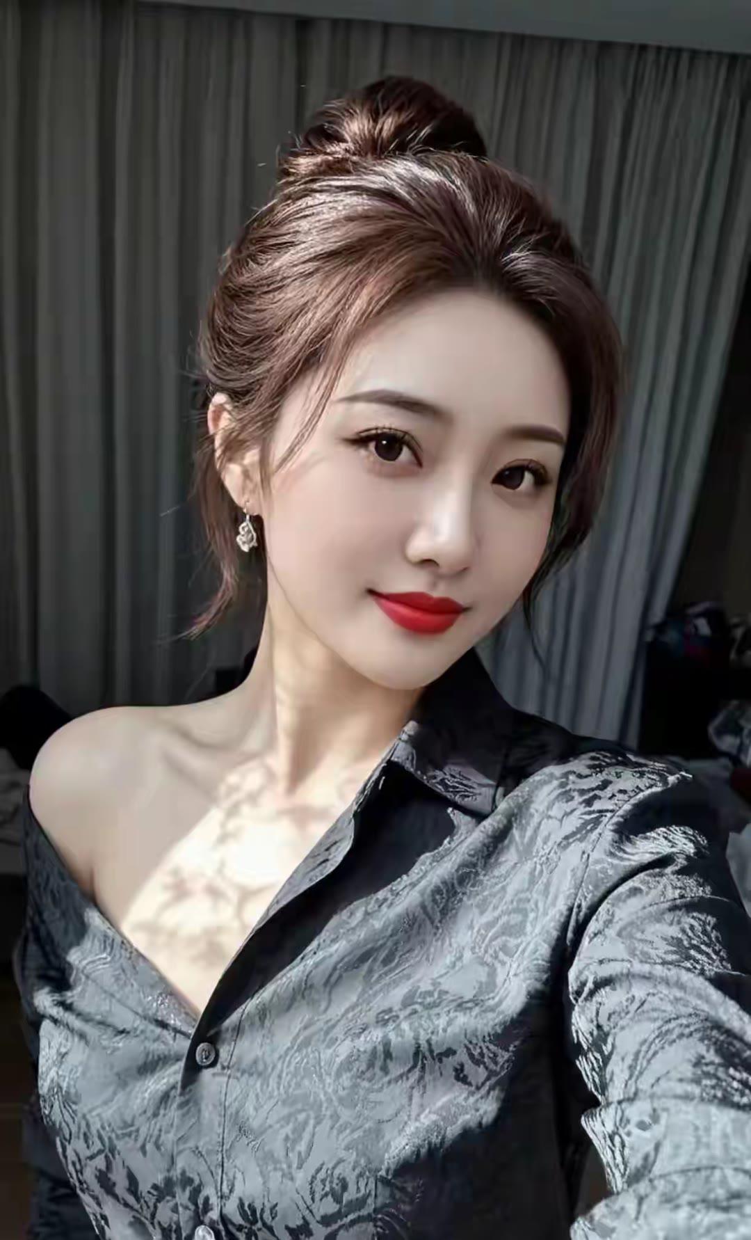 优雅气质，红唇魅惑，时尚穿搭，自信满满