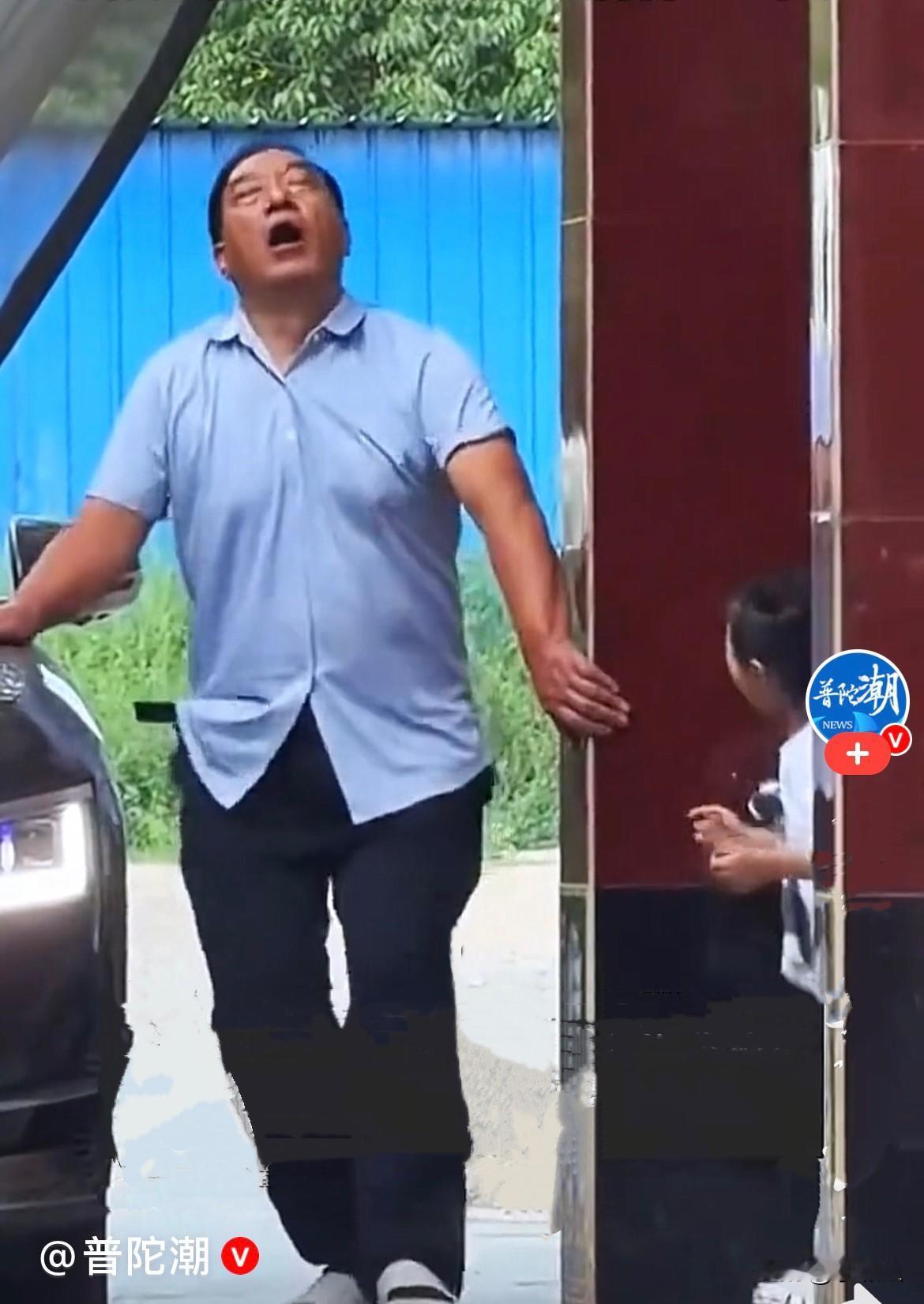 刚刷到甘肃一段温馨小视频：爷爷准备回家，小孙女早早躲在柱子后面藏好，就等着给爷