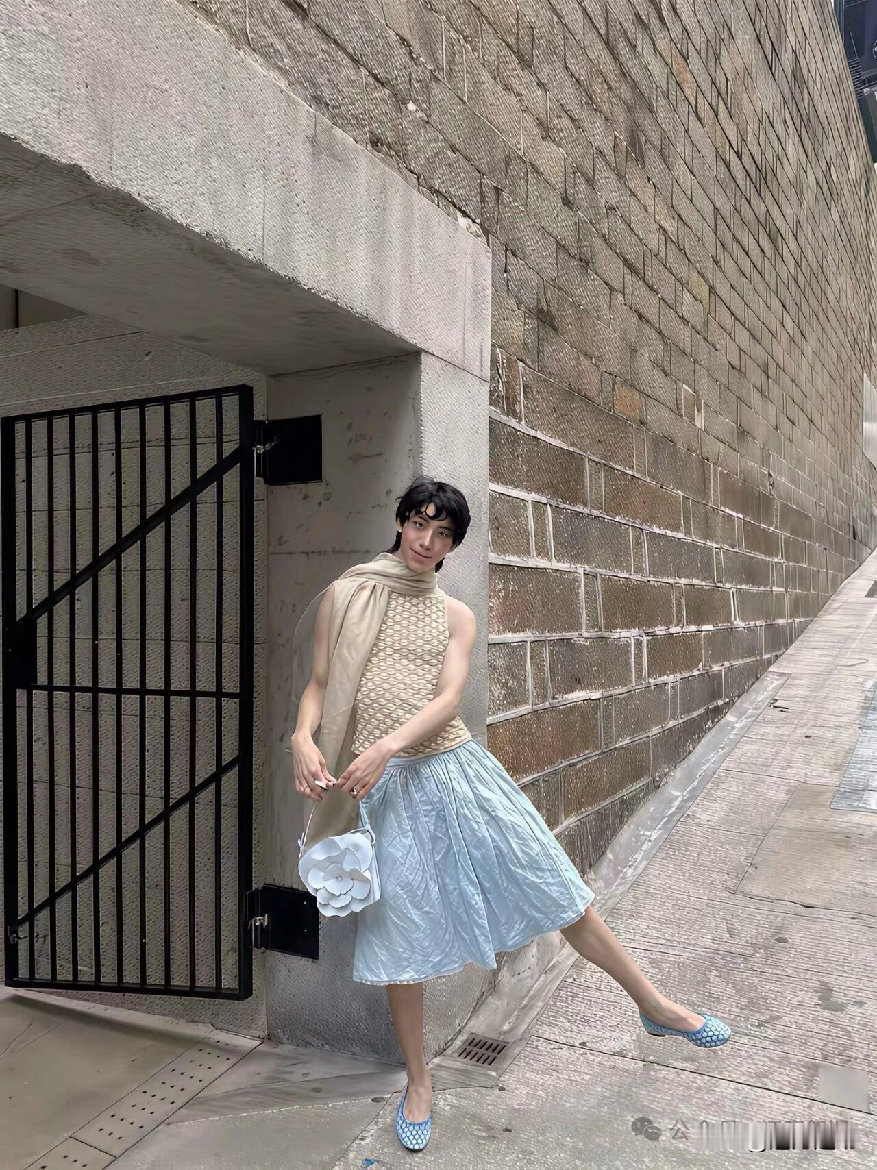 伊能静与前夫庾澄庆之子恩利，再度身着裙子亮相。此次他穿的是淑女风格的蓝色裙子，搭