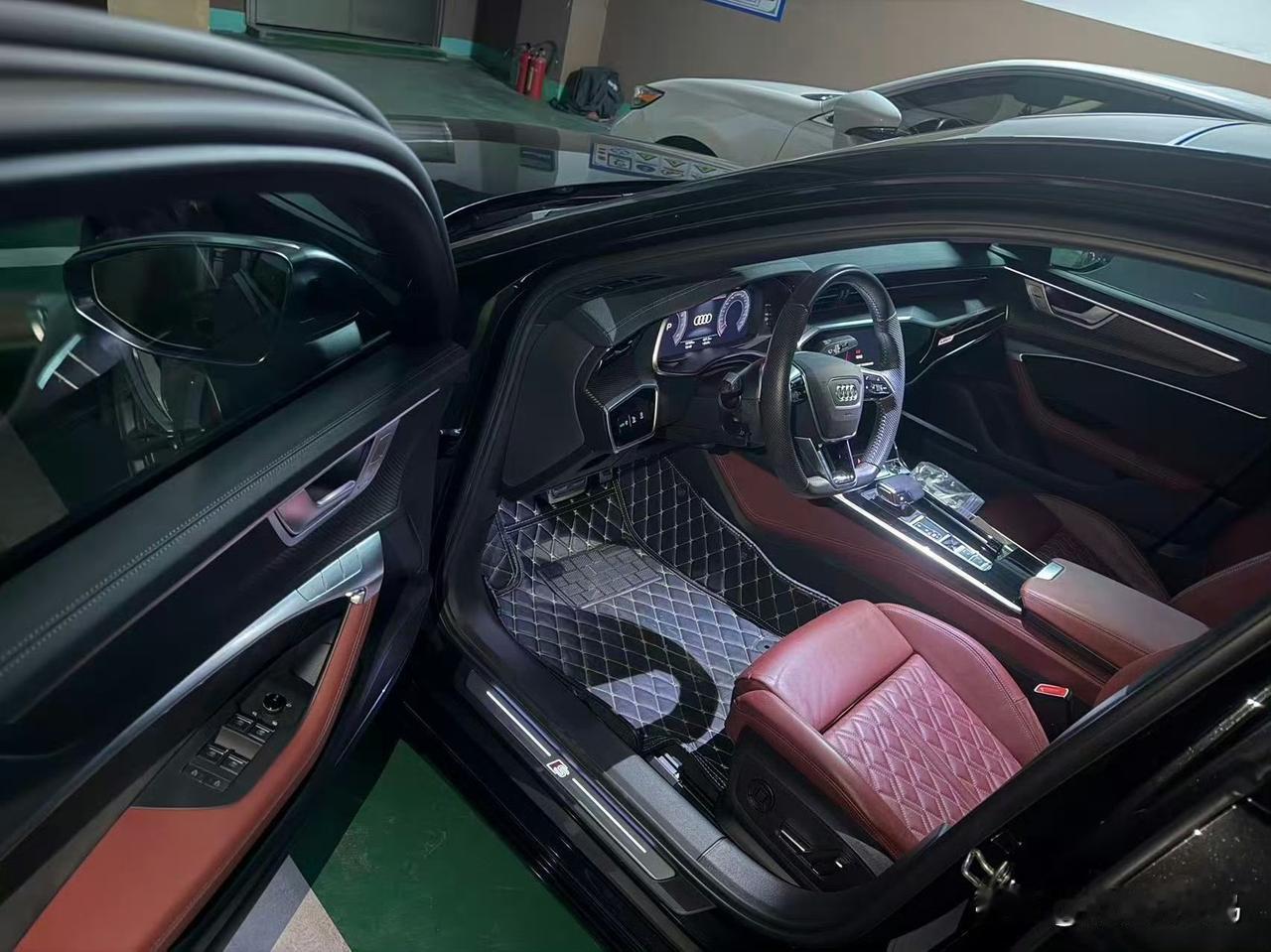 好久没营业了刚吃饭的时候买了台奥迪S621年1.9万公里，一手原漆