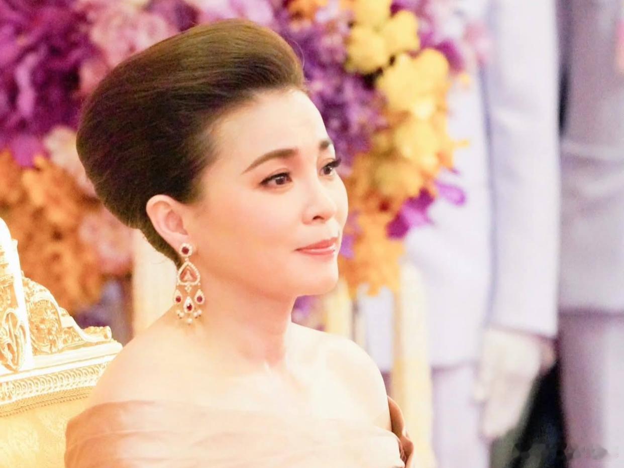苏提达母子参与夺嫡，跟军方紧密合作，准备将提帮功挤出局泰王不认瑞士幼子，却未阻碍