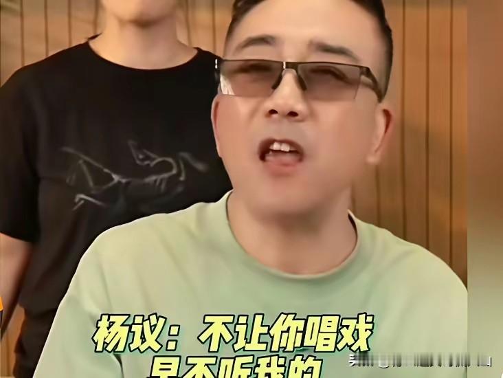 人脉崩塌才是最致命的内耗，德云社口碑下滑的转折点，藏在一场直播争执里一个社