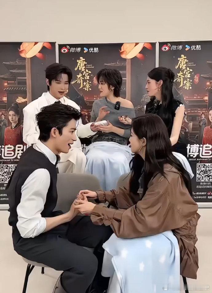 王星越白鹿大手包小手最动人的就是这种不刻意的甜💓！两人自然相处、随性互动，王