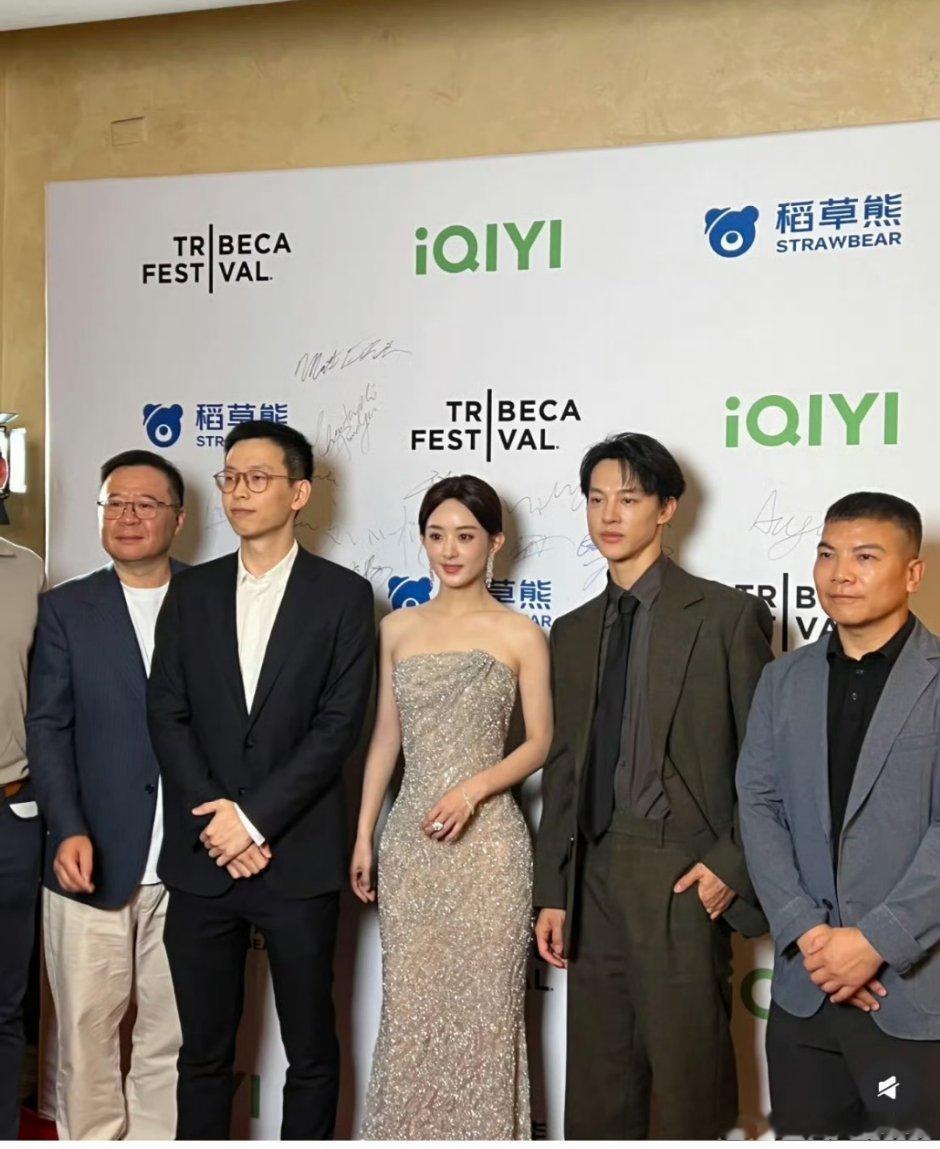赵丽颖上身Armaniprive2025春夏高级定制跟随《在人间》剧组亮相纽