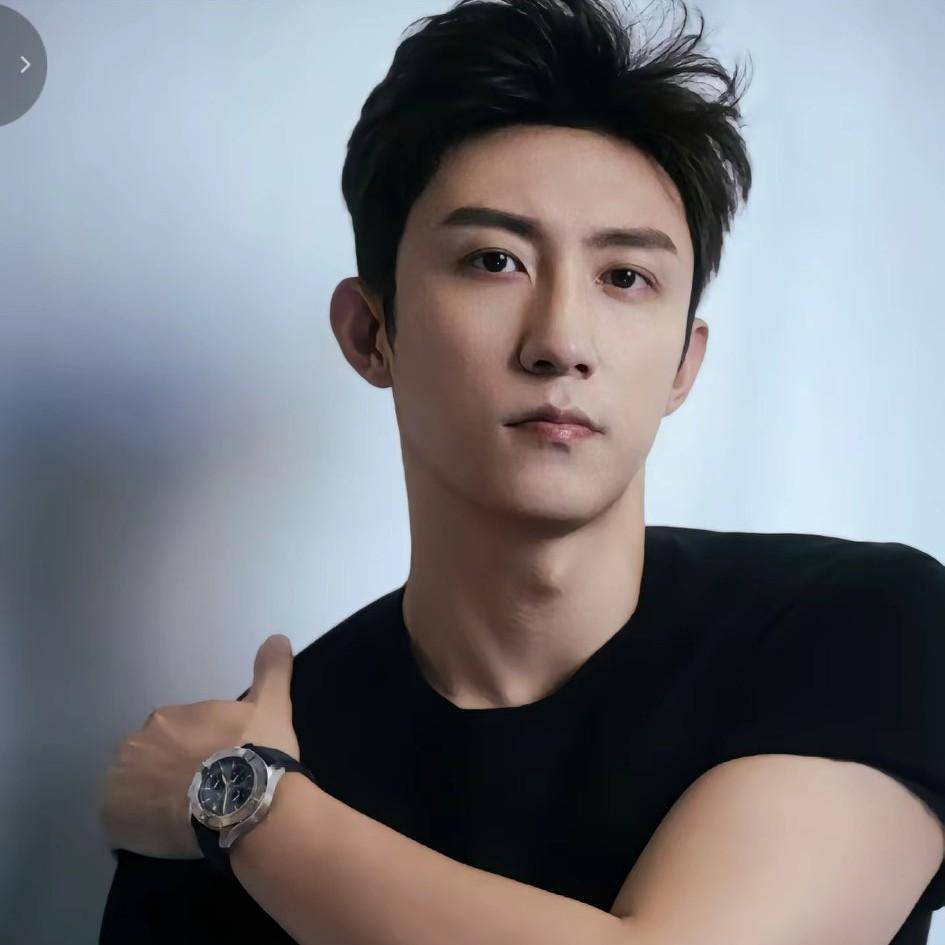 黄景瑜这个人很奇怪他前妻前几天锤他出轨张艺上的料，他不理会，今天跟王玉雯的绯闻