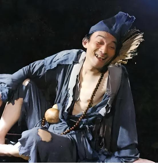 济公在灵隐寺疯疯癫癫过了一百年，临圆寂前，方丈忍不住问他：你到底为什么装疯？