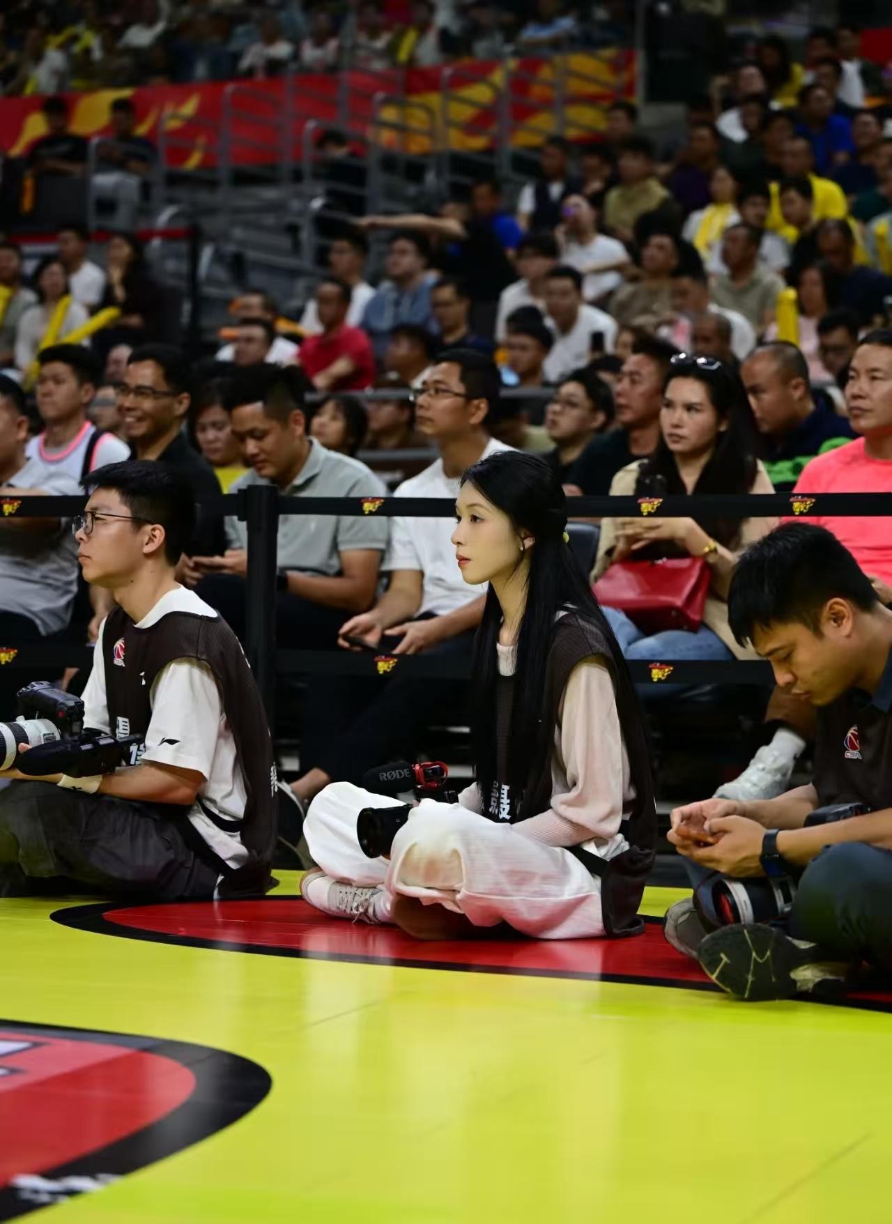 崔永熙这孩子够义气！带着女友吃饭不忘把队友麦考尔带一起。有球迷偶遇崔永熙和老