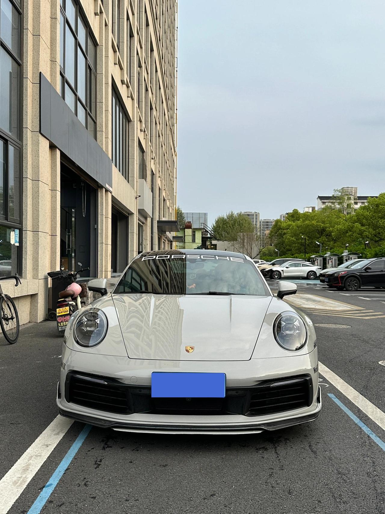 🚗这台911真有味道，哑灰膜把车身线条压得特别狠，碳纤维套件也不是乱堆，和HR