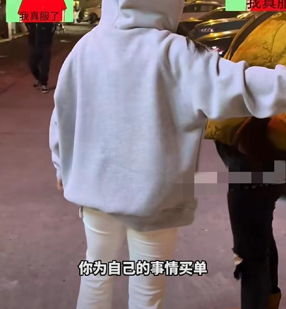 奇葩！11月17日，江苏南通一女子买新衣后穿去吃火锅烧烤，两小时后回到服装店要求