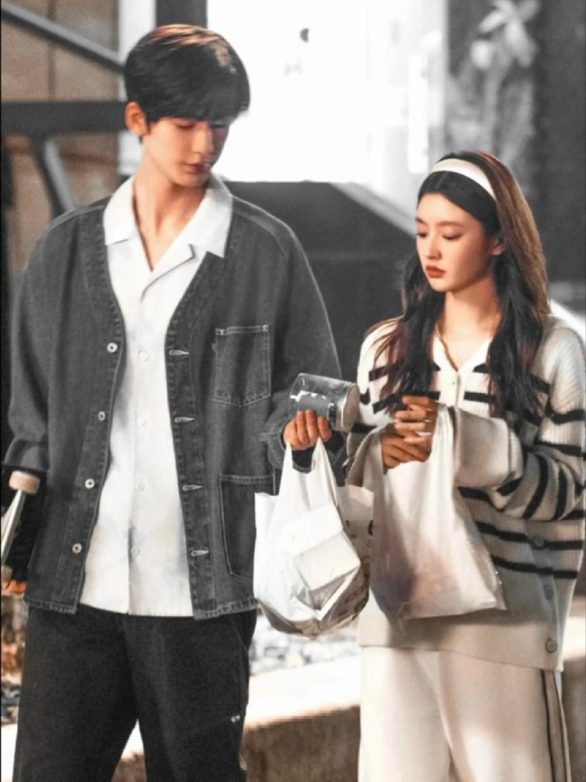 实在get不到徐若晗的颜，不过在《爱你》里表现还可以，剧播出那么久，粉丝现在登月