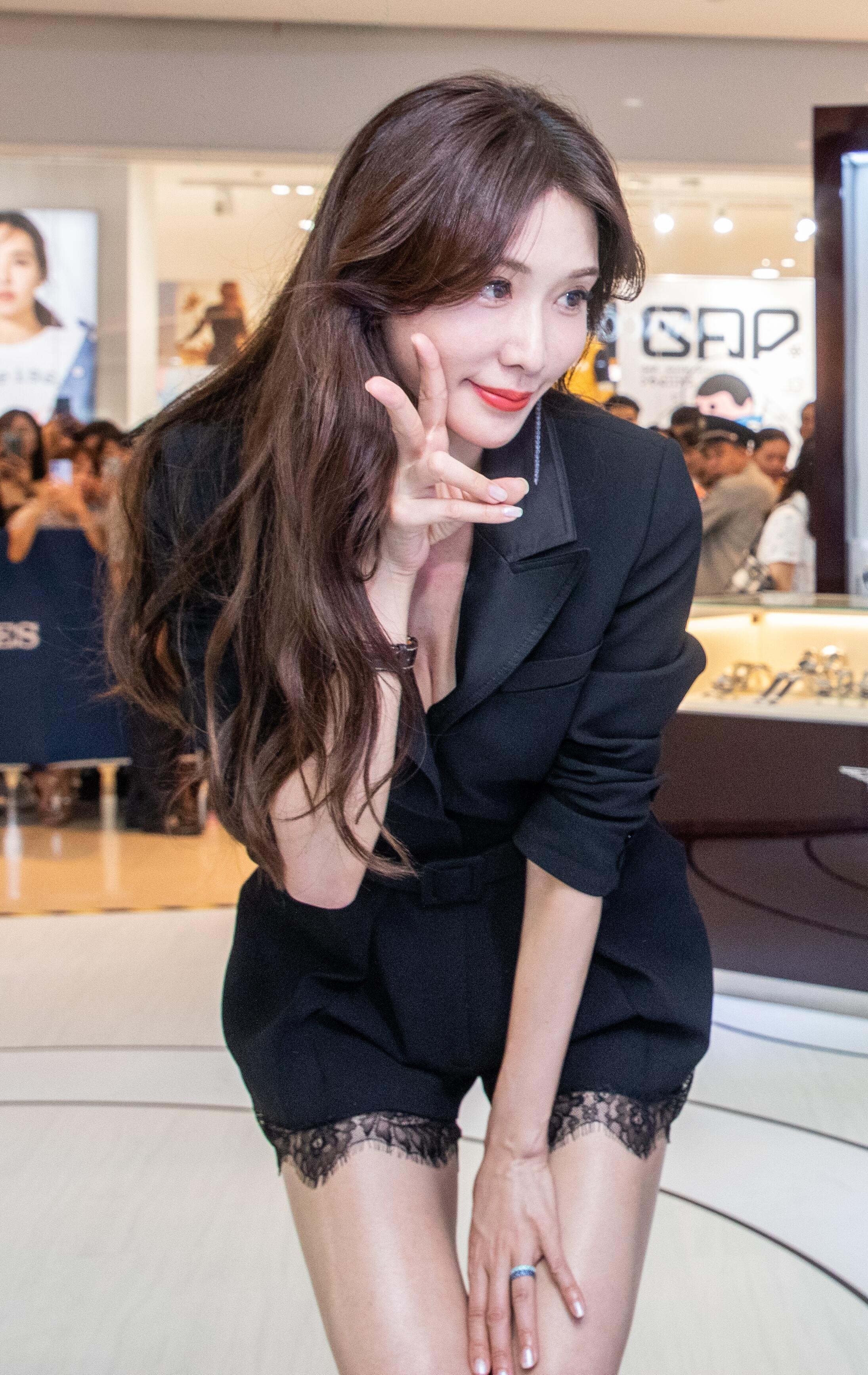 林志玲西装连体短裤出席活动，美腿修长迷人
