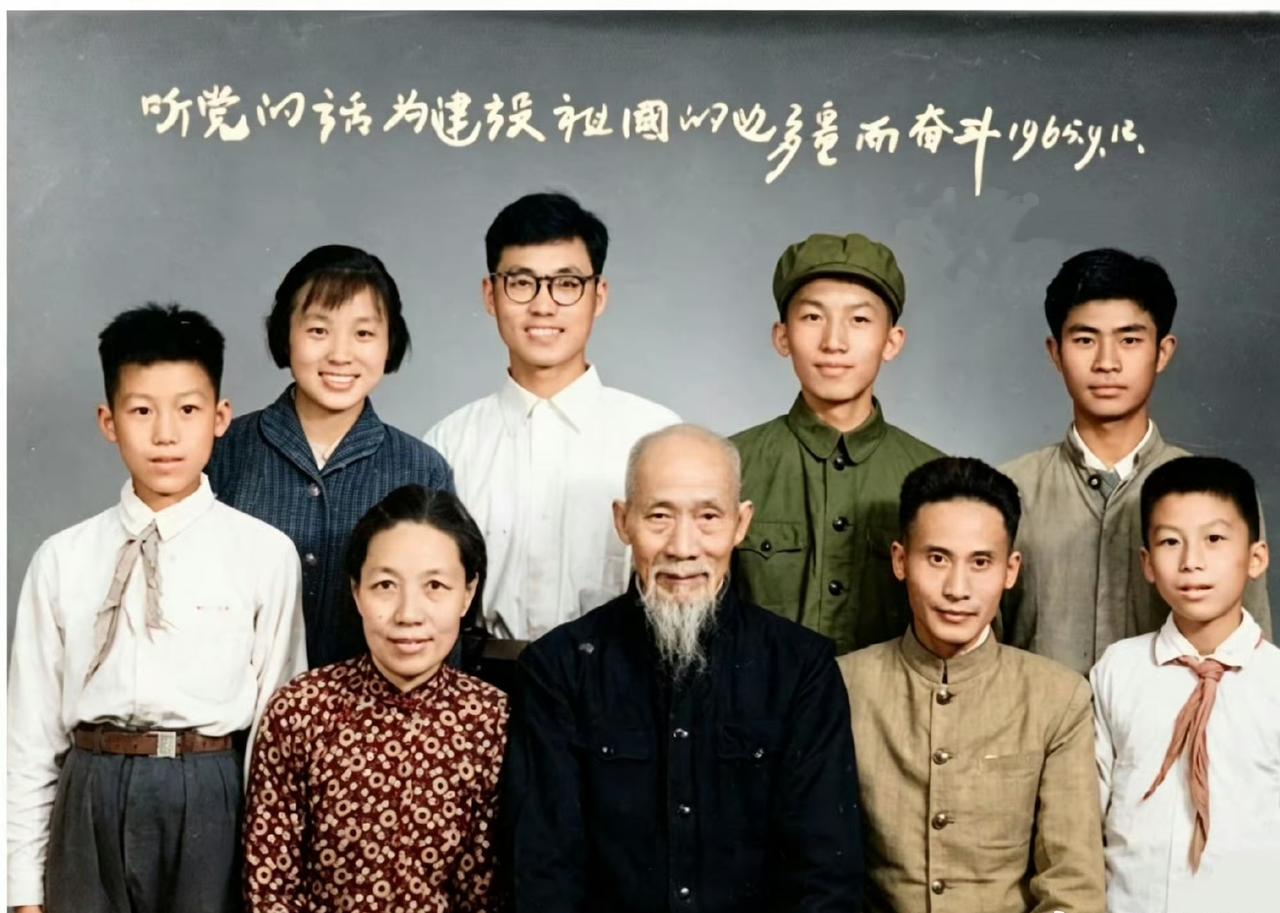 1965年，易中天在武汉照相馆拍摄，一张罕见的全家福，前排居中长者是易中天的祖父
