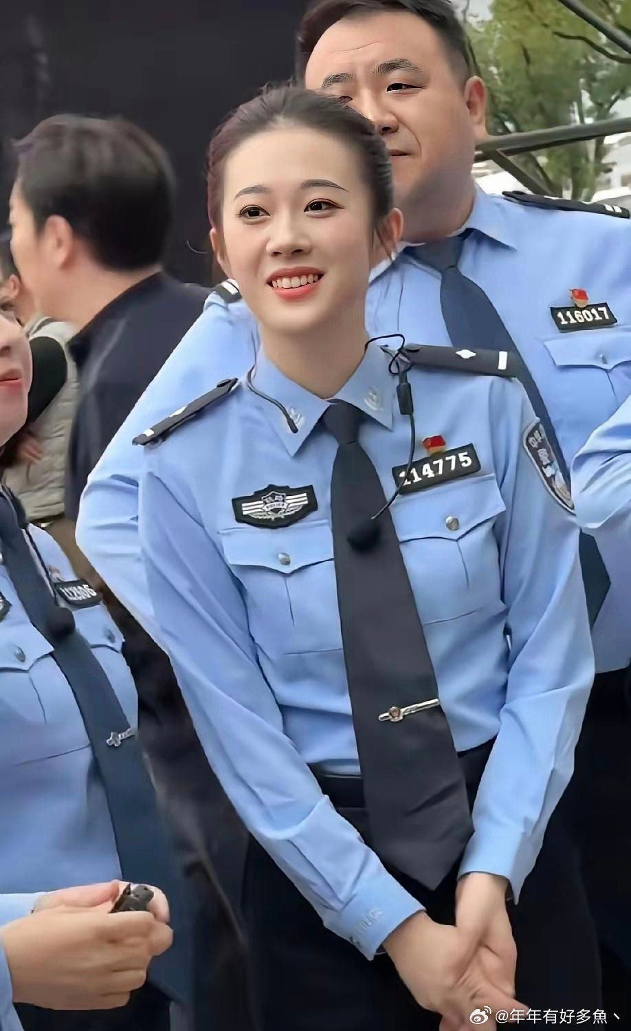 有没有在体制内工作的朋友来说说，这位美女警官是啥职务呀？这颜值也太高了吧，跟明星