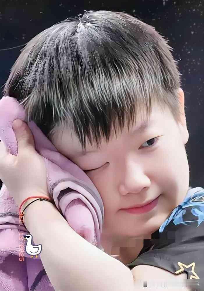 砸了几千万，捧出来的偶像没红。天天顶着鸡窝头训练的小姑娘，火了。资本原本指望