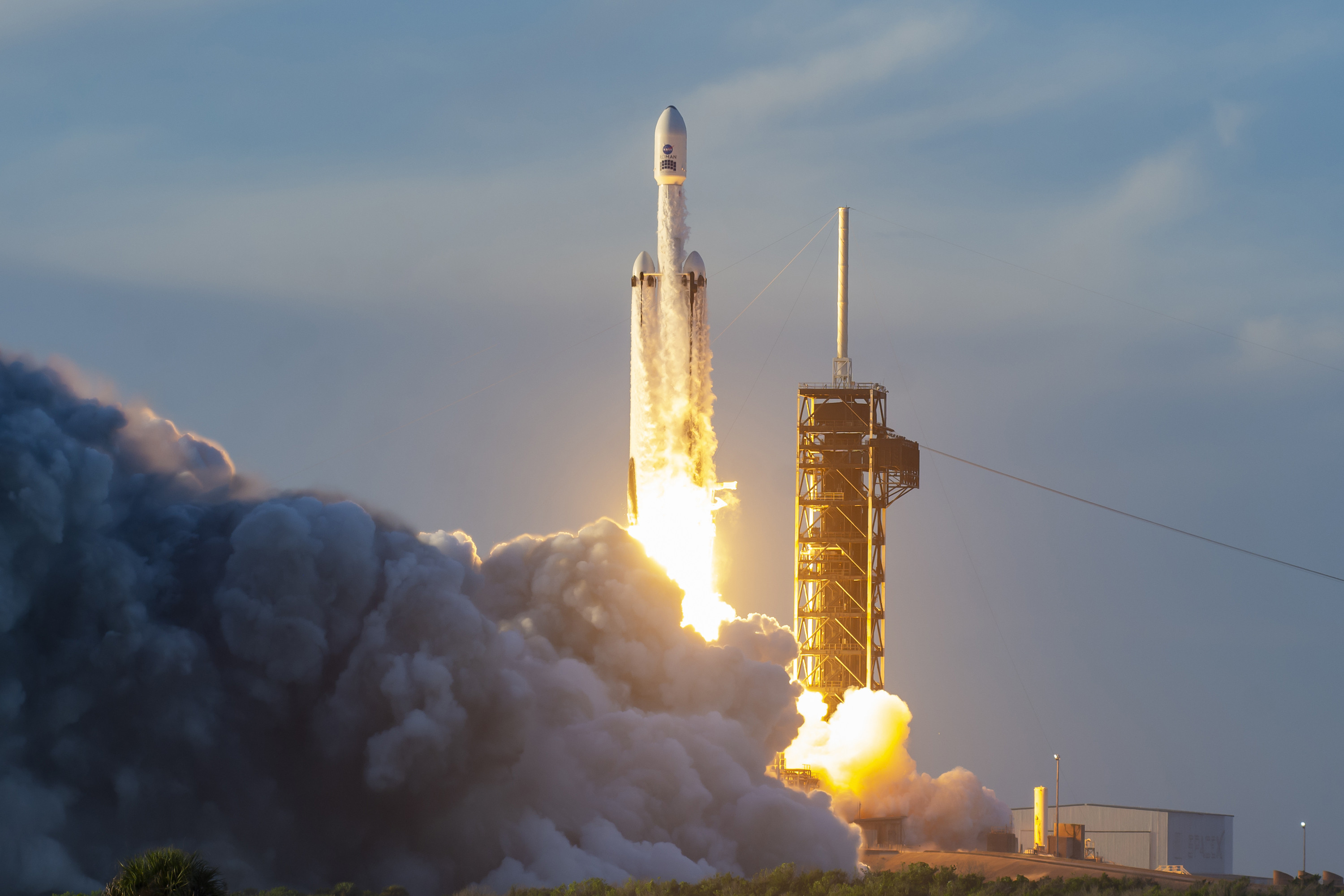 更多重型猎鹰发射的照片，由SpaceX官X发布。​​​