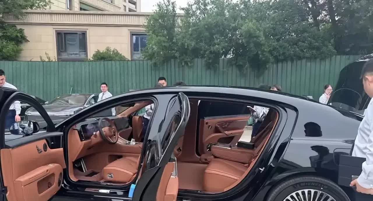 这两天，还没正式上市的尊界S800被喷成了筛子。有人说它是“工业垃圾”，嘲讽白色