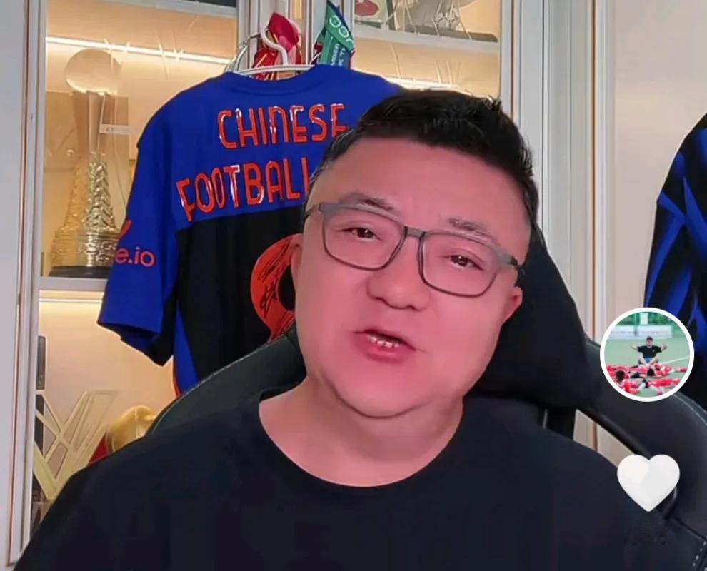 解说员董路爆了一个料。他表示，其实当年一上任被骂的最狠的，甚至连球员都不怎么尊