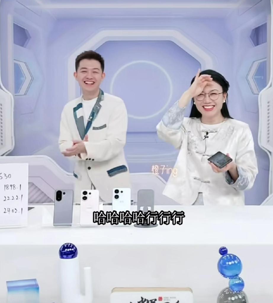 还是第一次看到潇潇在直播间这么顽皮。潇潇和董董在介绍一款手机的时候，测试手机的声