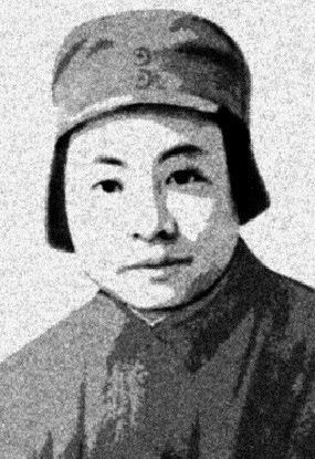 1941年1月，20岁被国民党顽军52师的几个匪兵轮奸，并把梅毒传染给了她。敌人