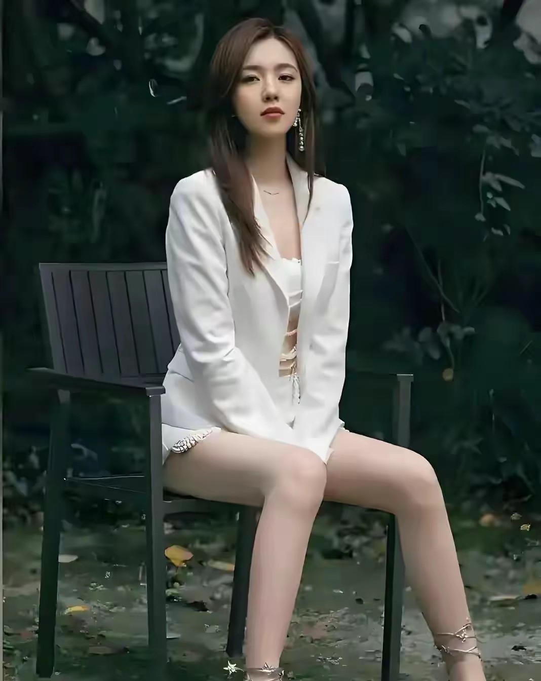 王晓晨最近的造型让人眼前一亮，简单大方中透着高级感。她这身搭配挺适合日常借鉴的，