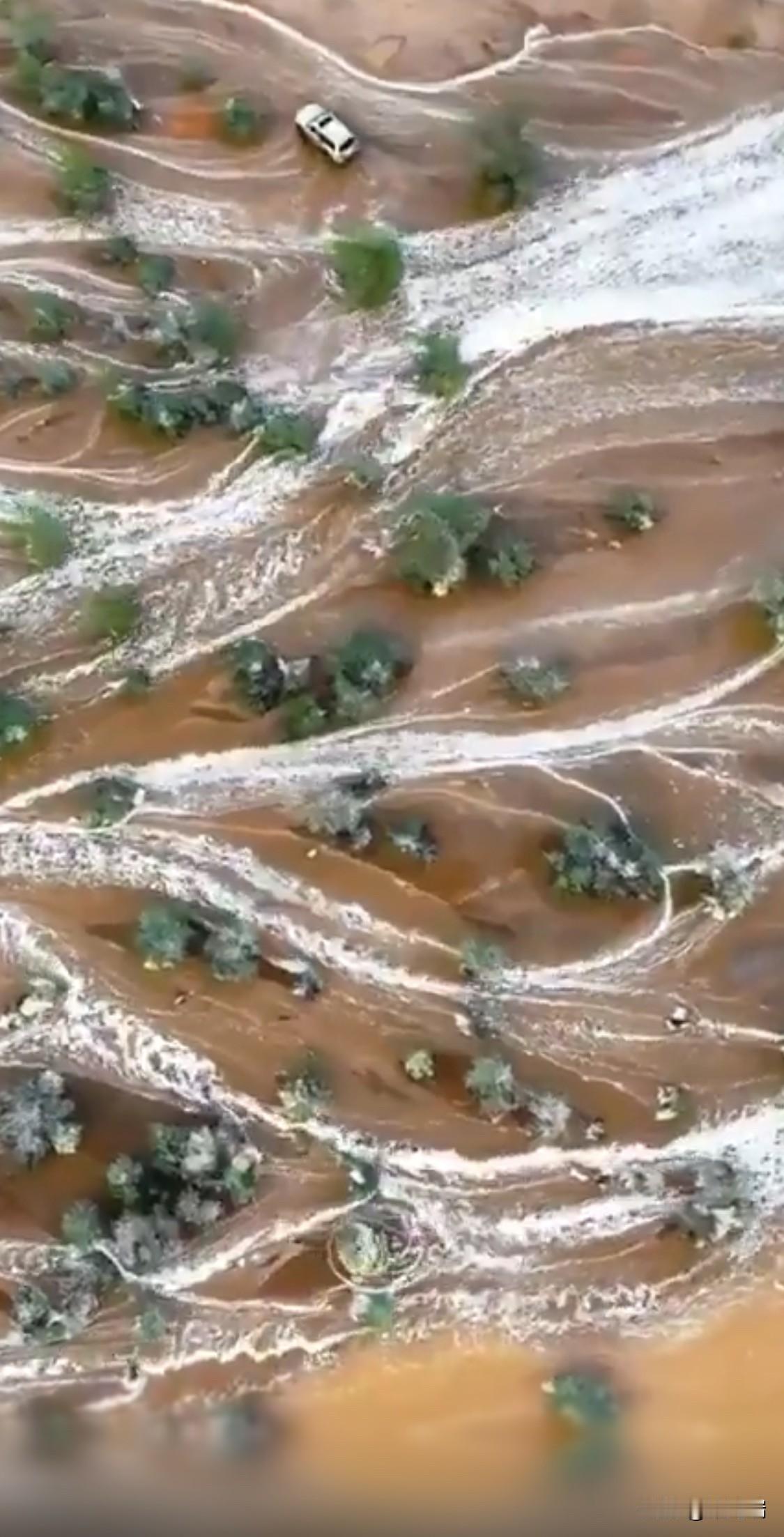 在那些数十年来滴雨未降的中东干旱之地，现在下雨了。新的河流正在伊朗、沙特阿拉伯、