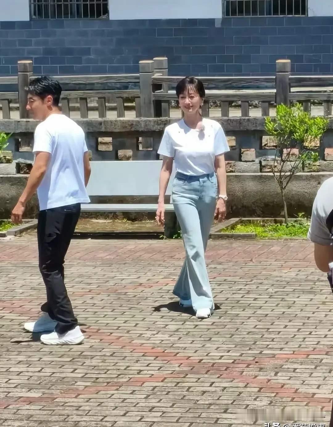 网友在江西宜春宜丰县偶遇赵雅芝，已经七十多岁的赵雅芝，身穿白色T恤搭配浅蓝色牛仔