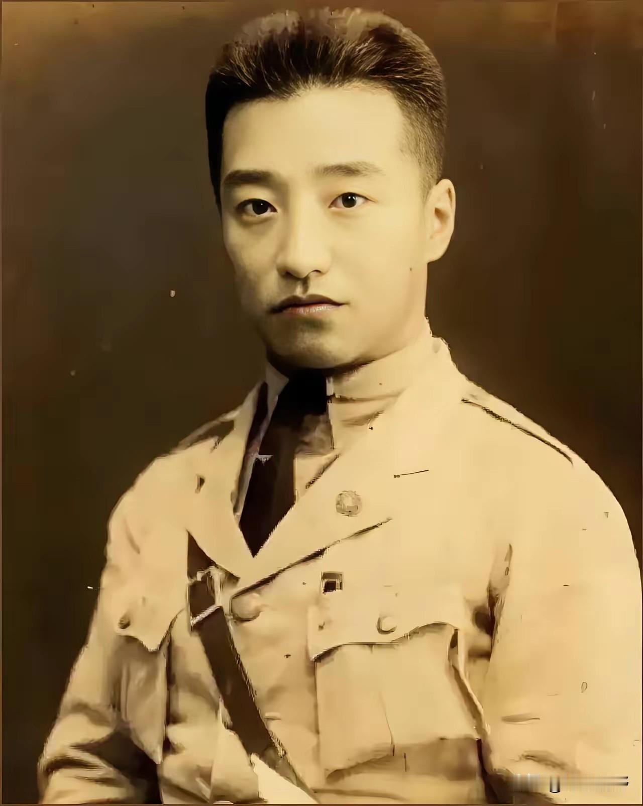 1901年，奉天海城。冯庸生在奉系军阀冯德麟家里，打小和张学良一起长大，两人同年