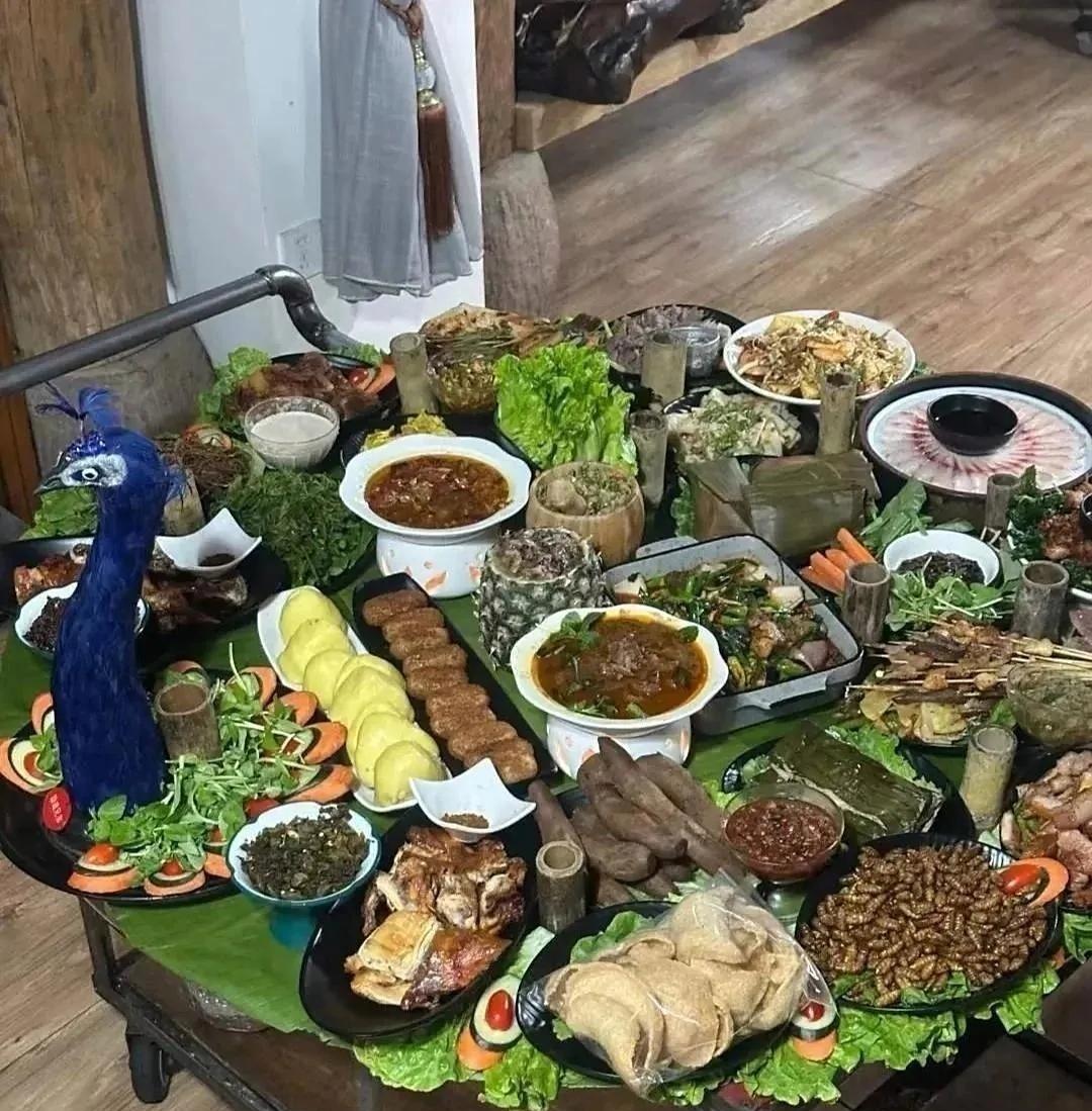 老板请客，看着就不敢动筷子