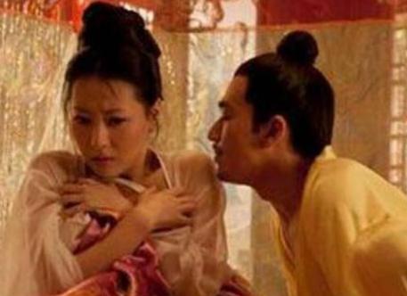 古代通房丫鬟，通常在主子行房时，会在旁边伺候，难道都不尴尬么？主人需要时，得赶紧