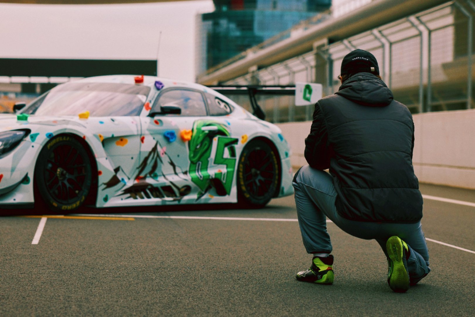 王一博熟悉的感觉王一博熟悉的感觉回来了品牌太宠王一博了，一年给他的赛车换了三次皮