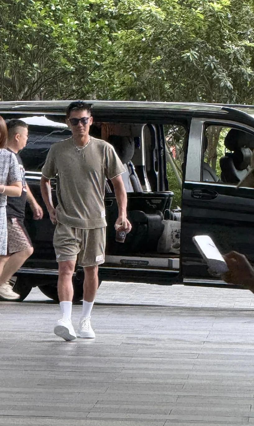 林丹被偶遇，说实话这颜值气质胜过那些顶流，男人味爆棚啊！