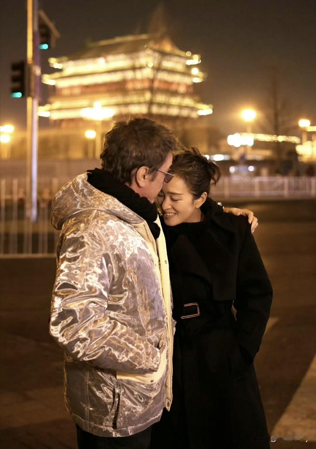 巩俐和外籍老公夜游北京，她把头埋在老公怀里，脸上写满了幸福。国内女星的跨国恋很少