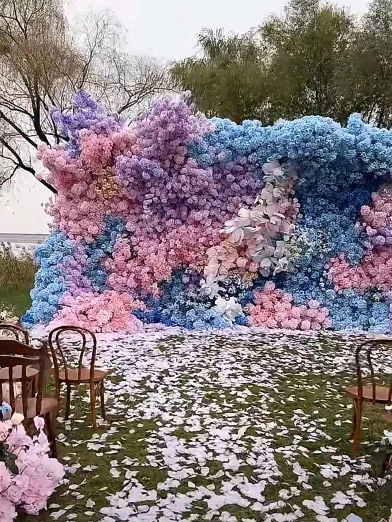 黄子韬徐艺洋大婚，两人的婚礼场地，实在是太一言难尽了[捂脸哭]五颜六色的鲜花搭