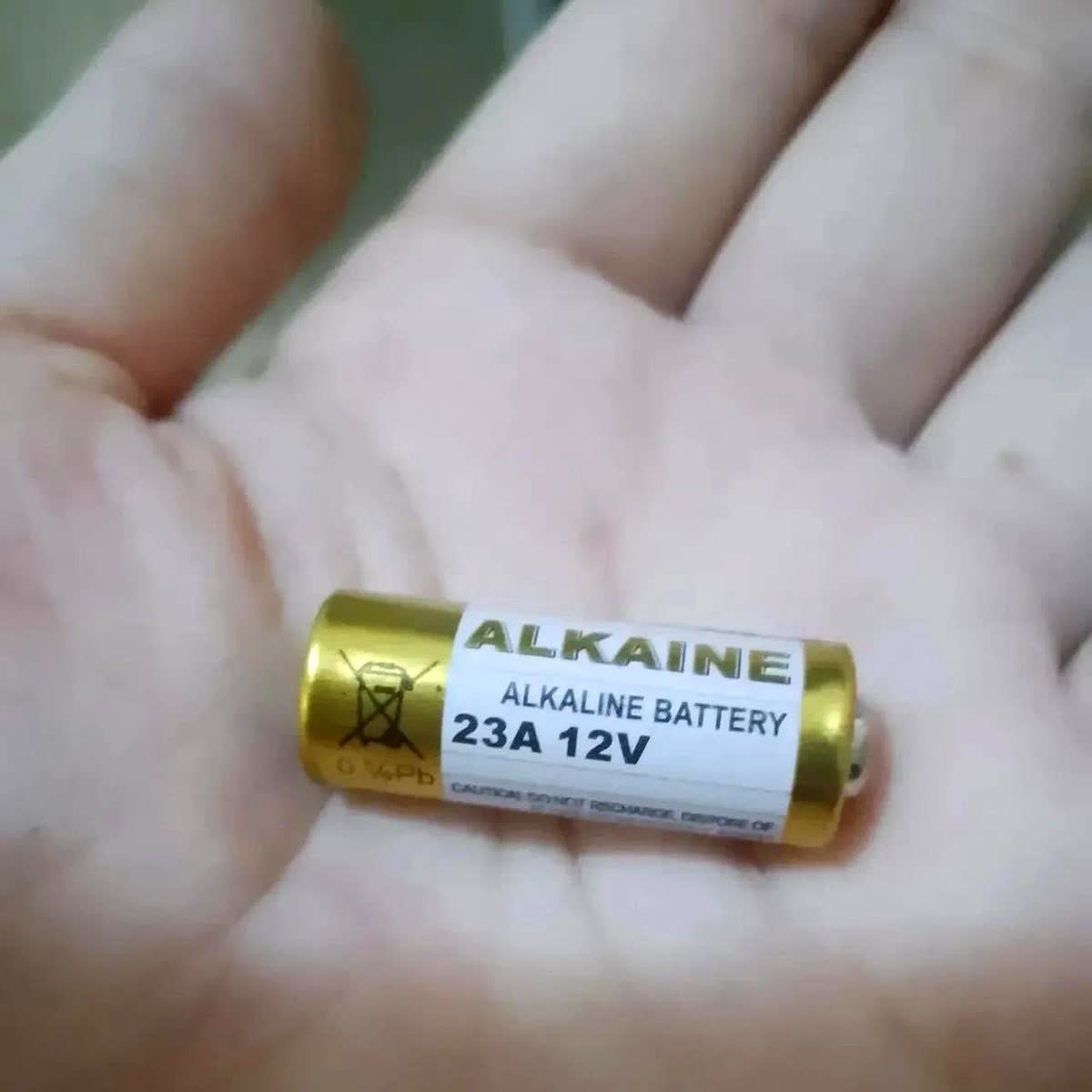 江西一名男子家里的电风扇遥控器没电了，于是到小区门口的便利店买电池。没想到，