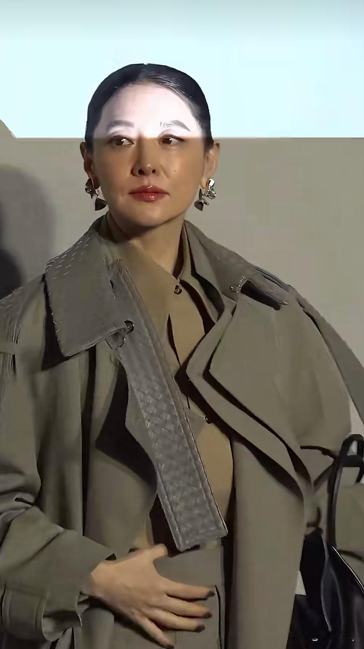 55岁的大长今李英爱现在长这样，一身风衣好霸气。我记忆中的李英爱比较温婉柔和，现