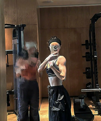 谁懂钟楚曦这个手臂肌肉线条！好权威​​​，太完美了！​​​