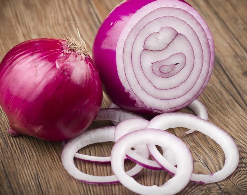 洋葱是直肠癌“助攻”？医生劝诫：远离肠癌折磨，立刻停吃4种菜洋葱切起来让人泪