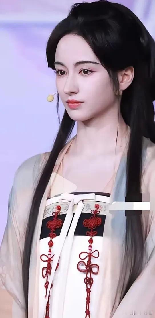 一根大长鼻子毁了一张脸啊！这个女演员从脸，眉毛，眼睛到嘴巴，都挺精致，可以说是