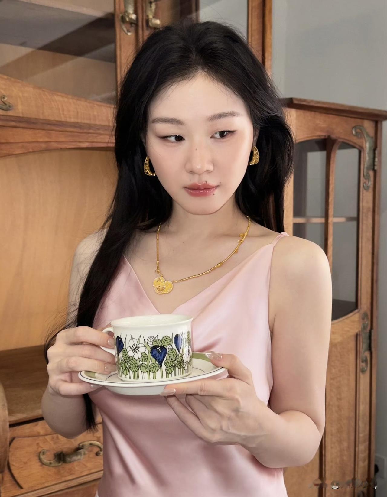 谁懂啊，金靖现在变得好迷人，好有女人味。现在有好看的皮囊，又有有趣的灵魂，她老公