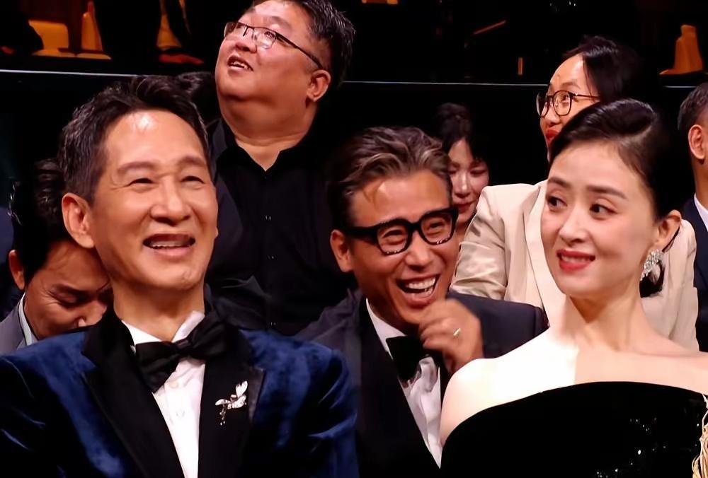 金鹰奖台下李乃文几个演员笑成一团，全是因为张丰毅在台上实在念不下去了​​​9月29日晚的金鹰奖颁奖现