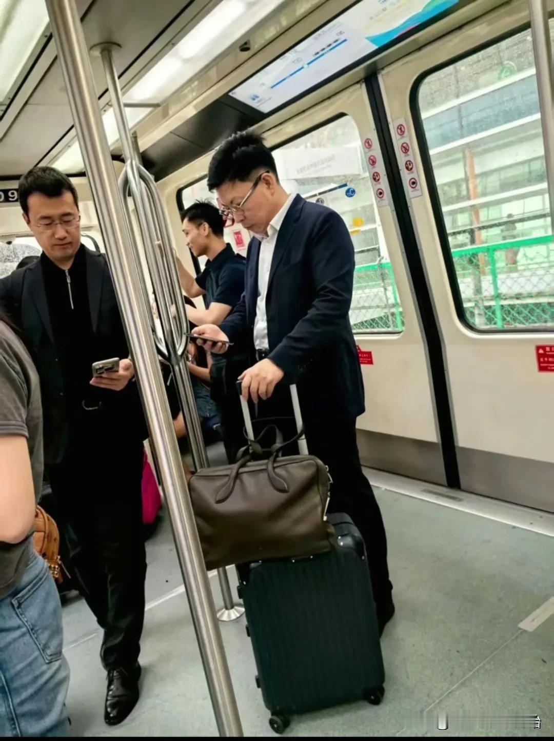 余承东也太低调了吧。最近，华为终端董事余承东出差，独自推着行李箱，拿着一个包