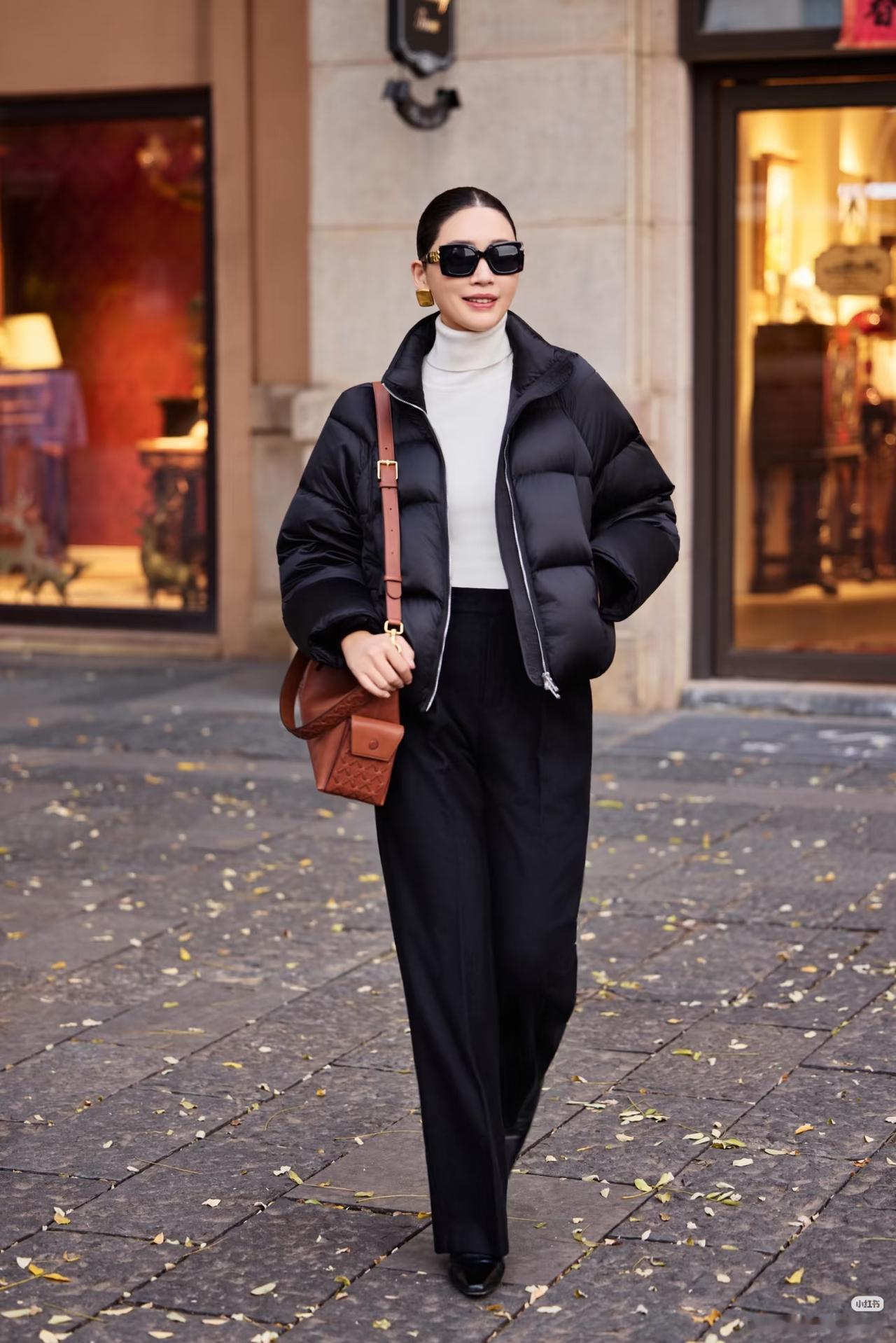 四五十岁女性冬季穿短款羽绒服+裤子，只要掌握这三点，轻松穿出保暖时髦又显高造型。